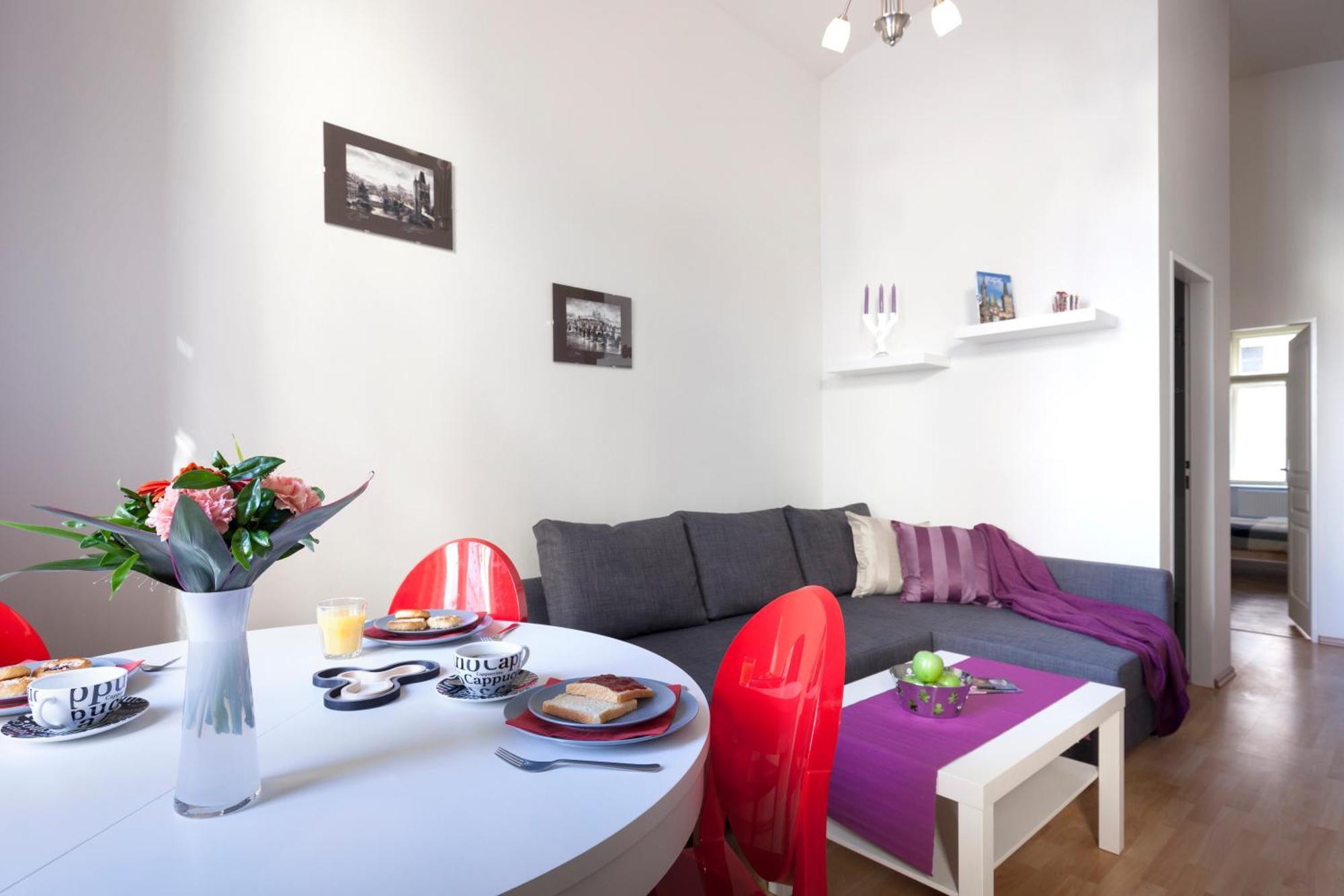 Hanan's Pstrossova Apartment