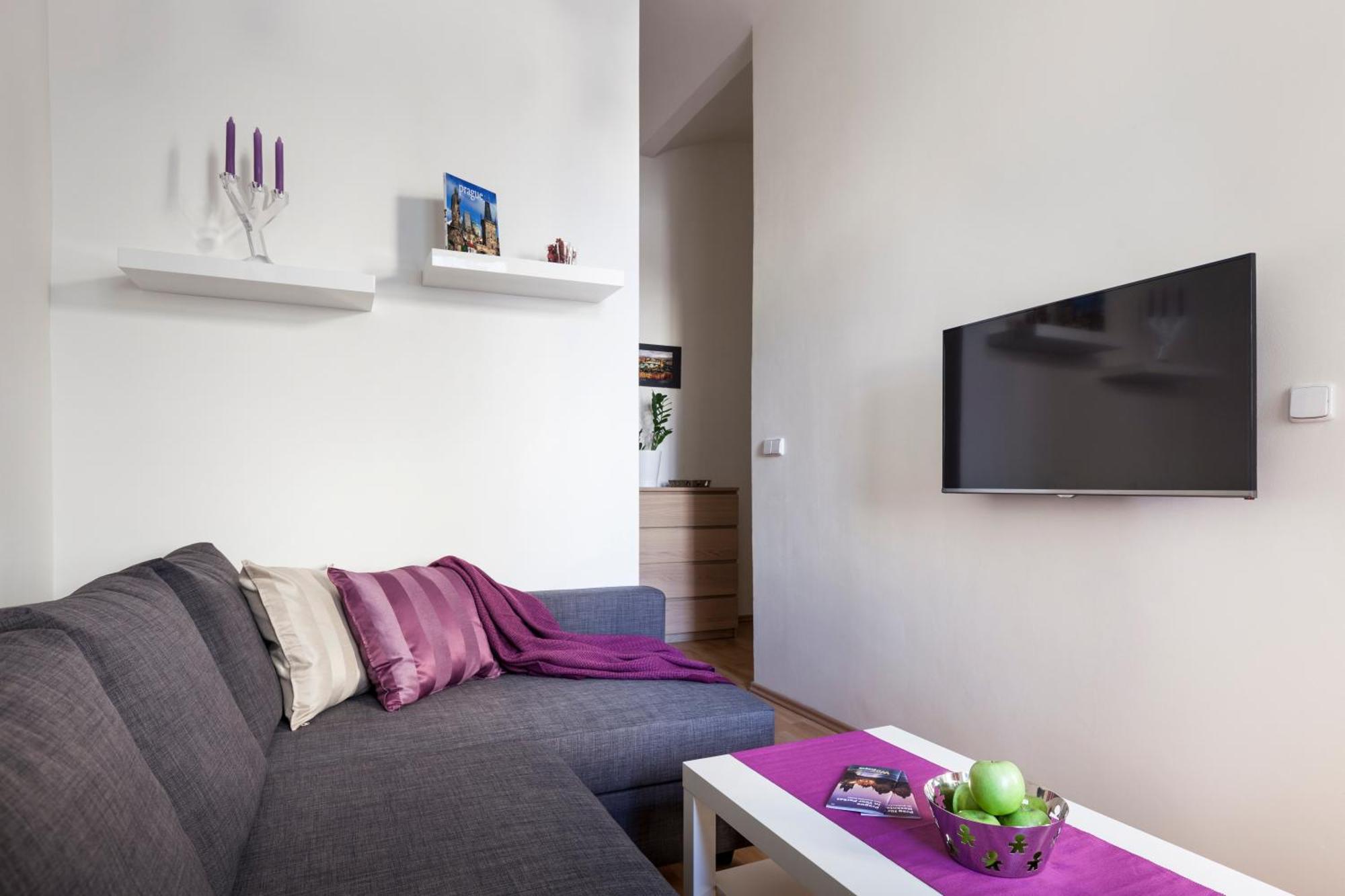Hanan's Pstrossova Apartment